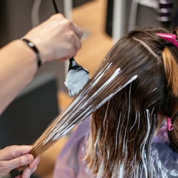 Barvení vlasů – správný odstín a technika, které oživí váš vzhled a dodají vlasům nový styl.